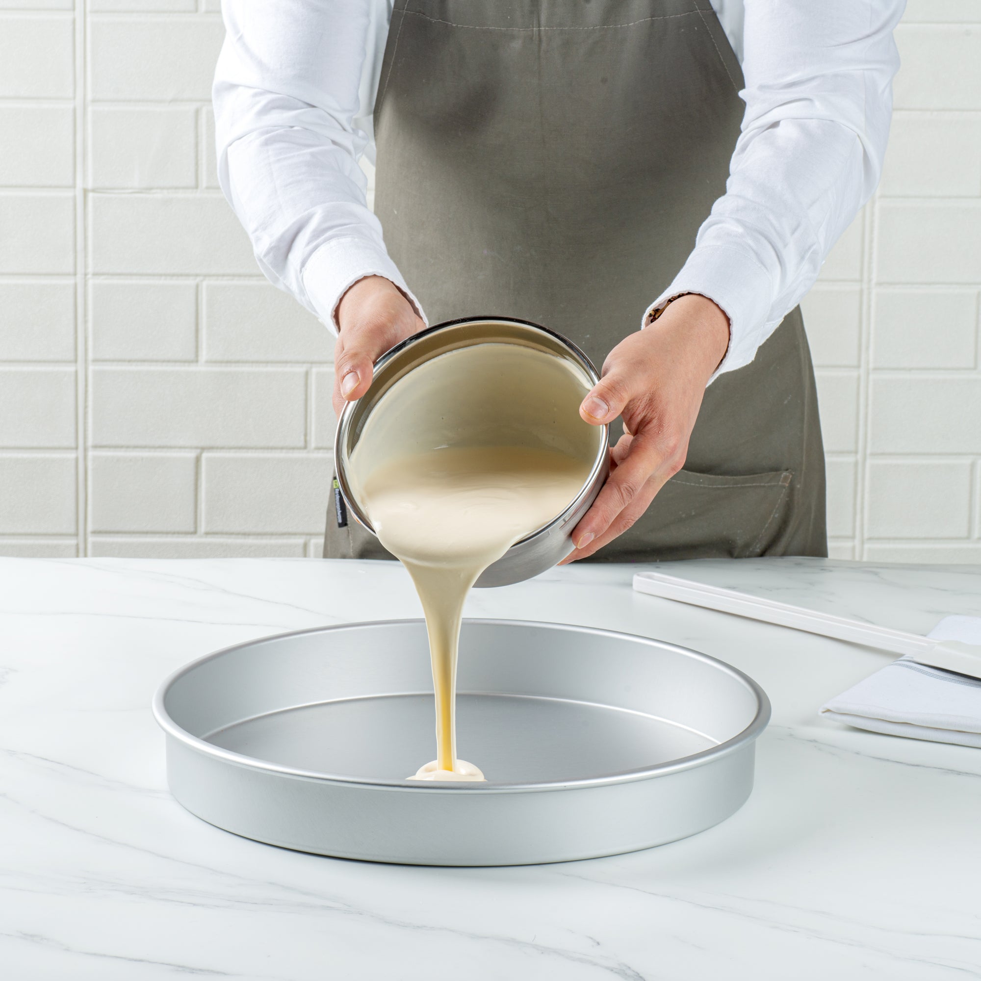 Met Lux Round Aluminum Straight-Sided Cake Pan - 14" x 14" x 2" - 1 count box