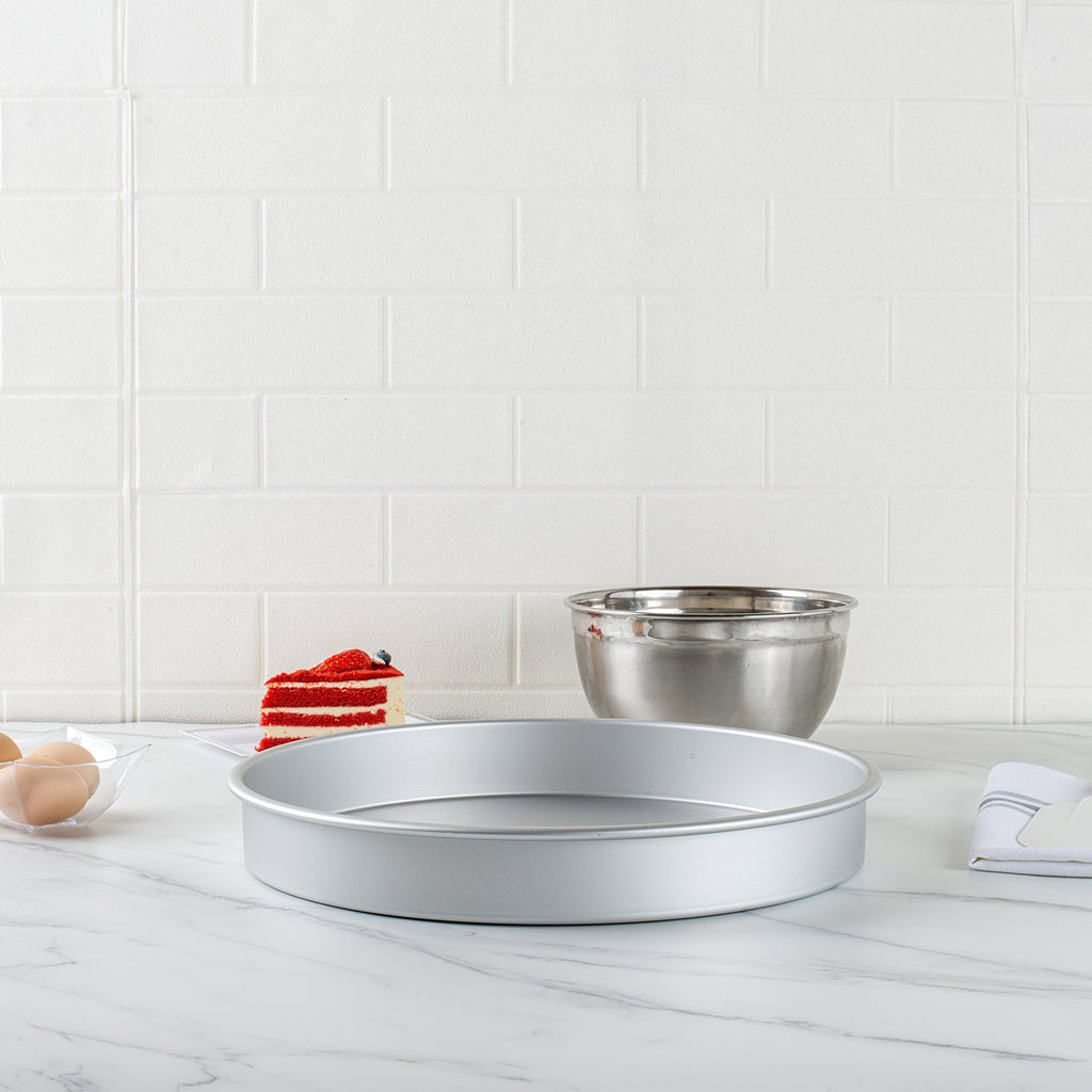 Met Lux Round Aluminum Straight-Sided Cake Pan - 14" x 14" x 2" - 12 count box