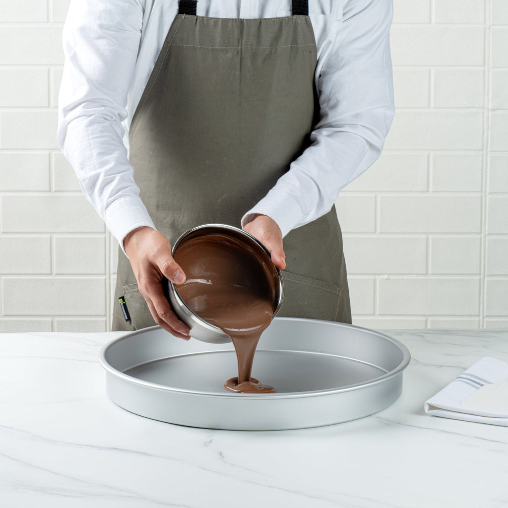 Met Lux Round Aluminum Straight-Sided Cake Pan - 16" x 16" x 2" - 1 count box