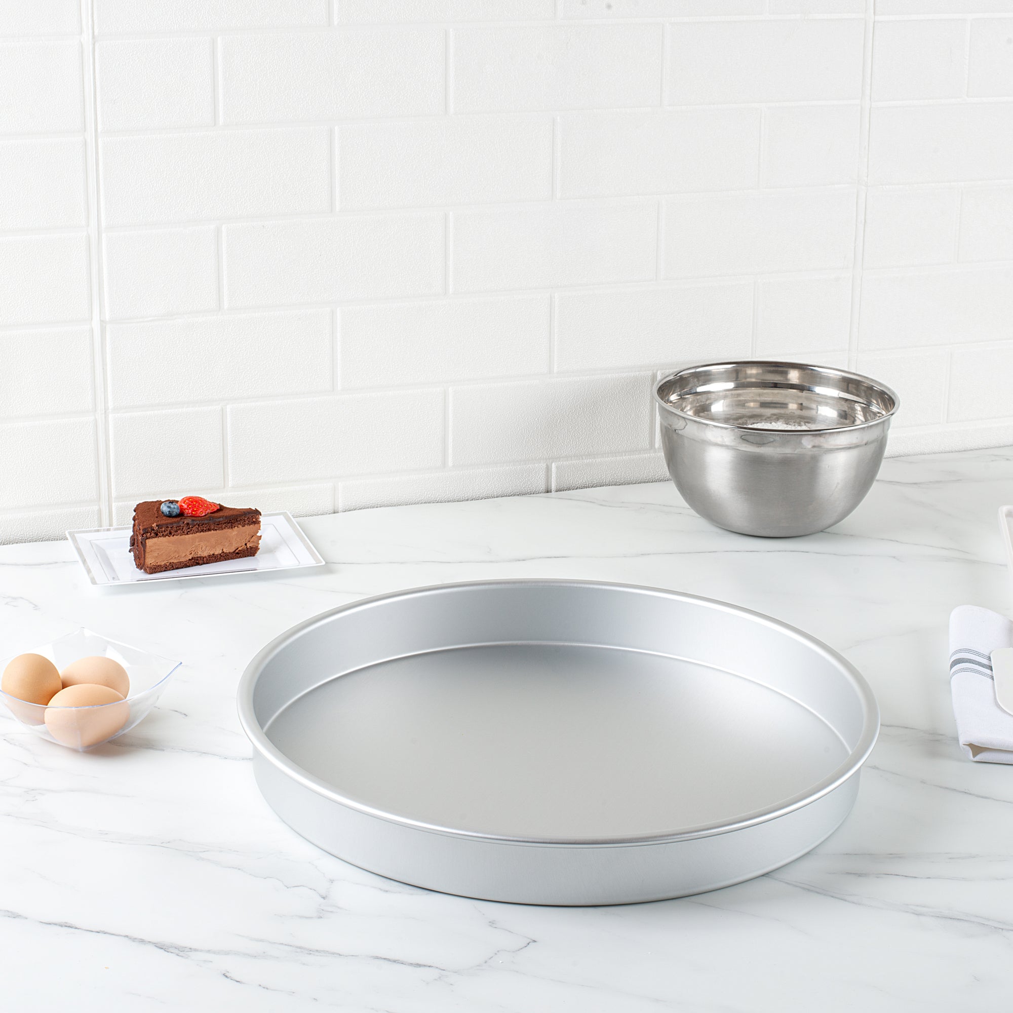 Met Lux Round Aluminum Straight-Sided Cake Pan - 16" x 16" x 2" - 12 count box