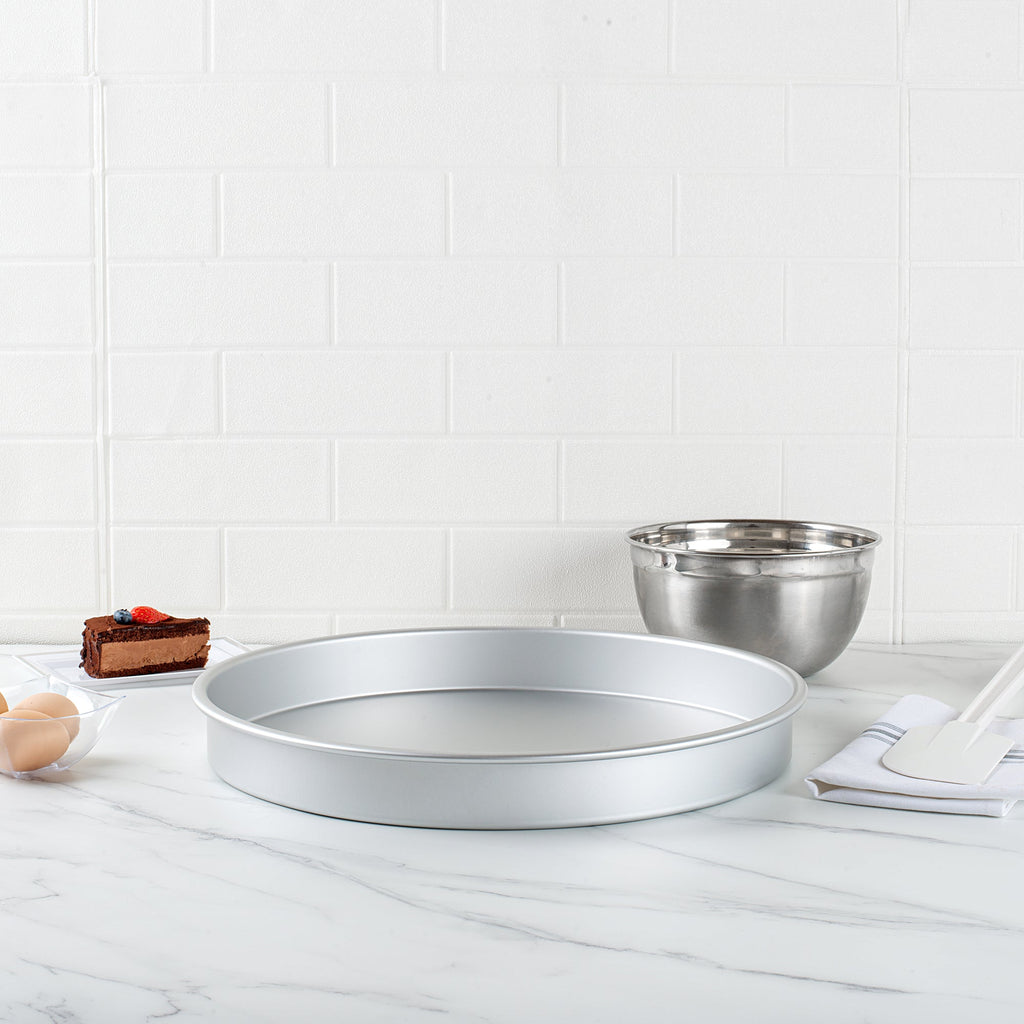 Met Lux Round Aluminum Straight-Sided Cake Pan - 16" x 16" x 2" - 12 count box