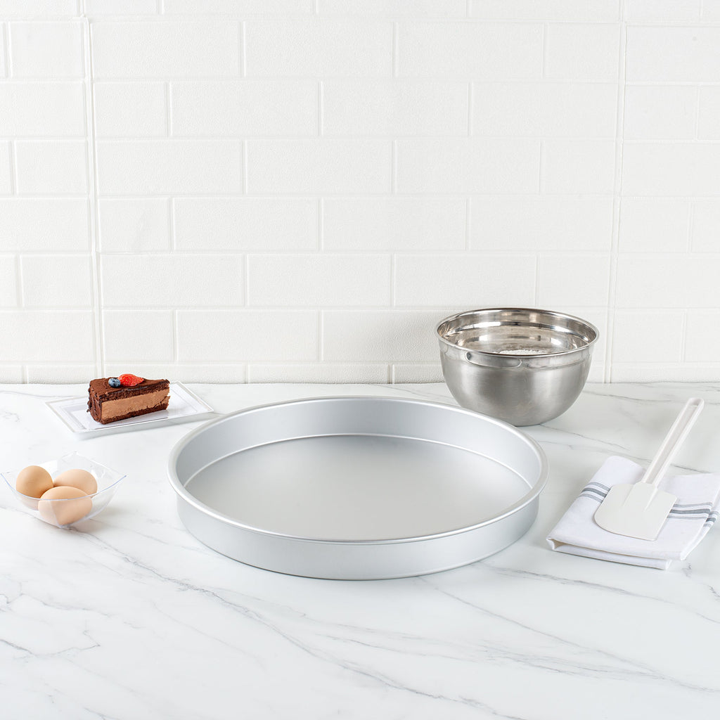 Met Lux Round Aluminum Straight-Sided Cake Pan - 16" x 16" x 2" - 12 count box