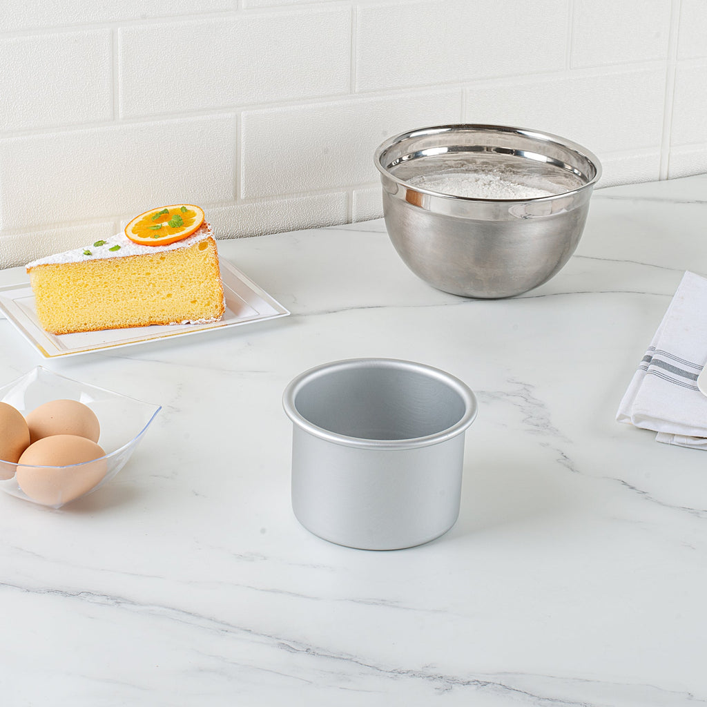 Met Lux Round Aluminum Straight-Sided Cake Pan - 4" x 4" x 3" - 1 count box