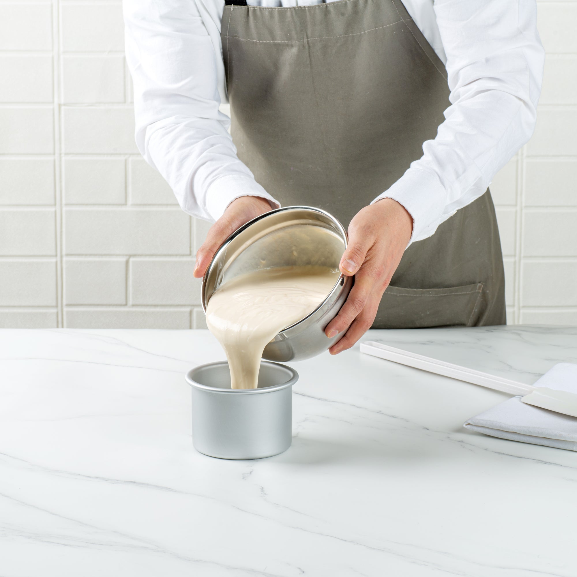 Met Lux Round Aluminum Straight-Sided Cake Pan - 4" x 4" x 3" - 1 count box
