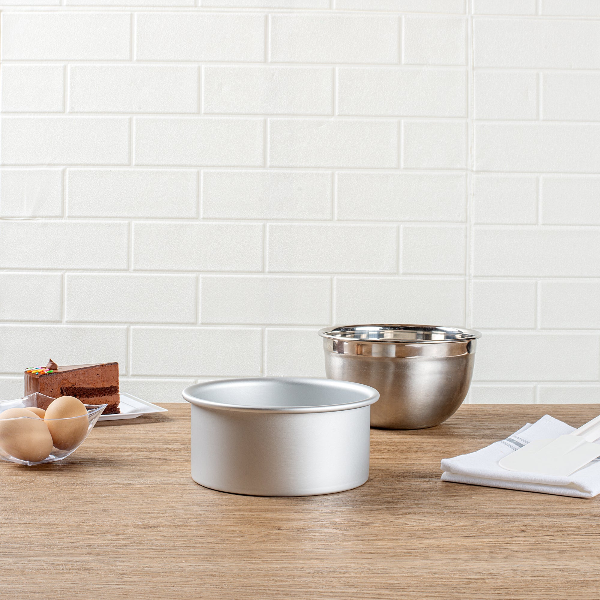 Met Lux Round Aluminum Straight-Sided Cake Pan - 6" x 6" x 3" - 12 count box