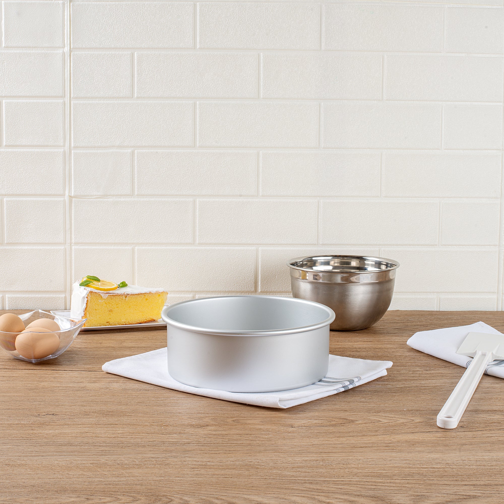 Met Lux Round Aluminum Straight-Sided Cake Pan - 8" x 8" x 3" - 1 count box