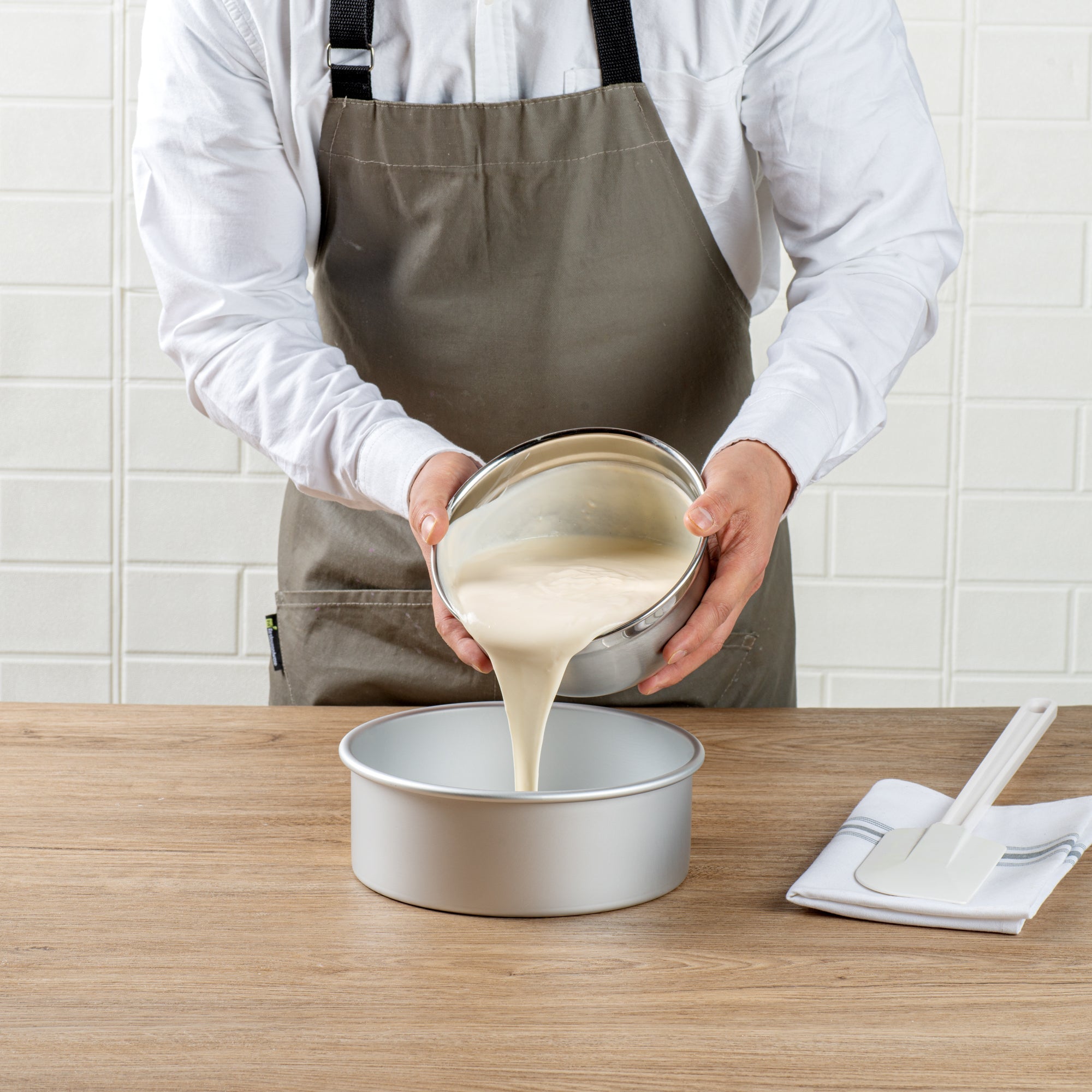 Met Lux Round Aluminum Straight-Sided Cake Pan - 8" x 8" x 3" - 12 count box