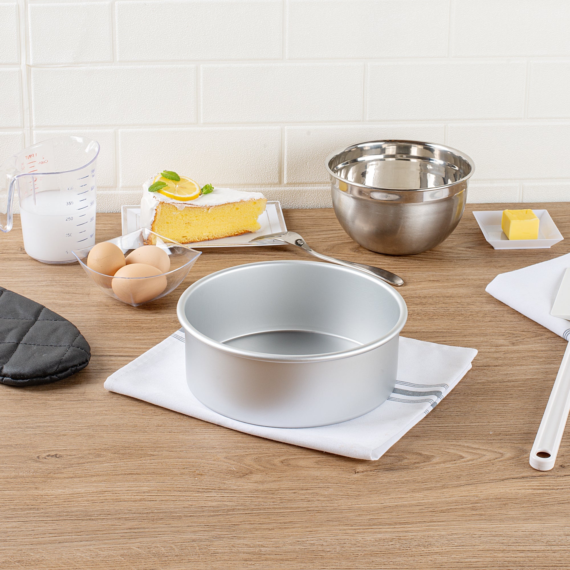 Met Lux Round Aluminum Straight-Sided Cake Pan - 8" x 8" x 3" - 12 count box