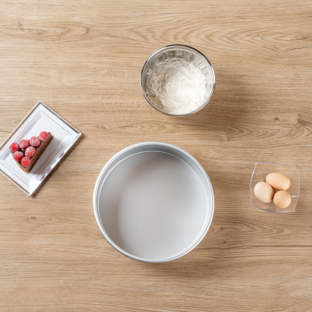 Met Lux Round Aluminum Straight-Sided Cake Pan - 10" x 10" x 3" - 1 count box