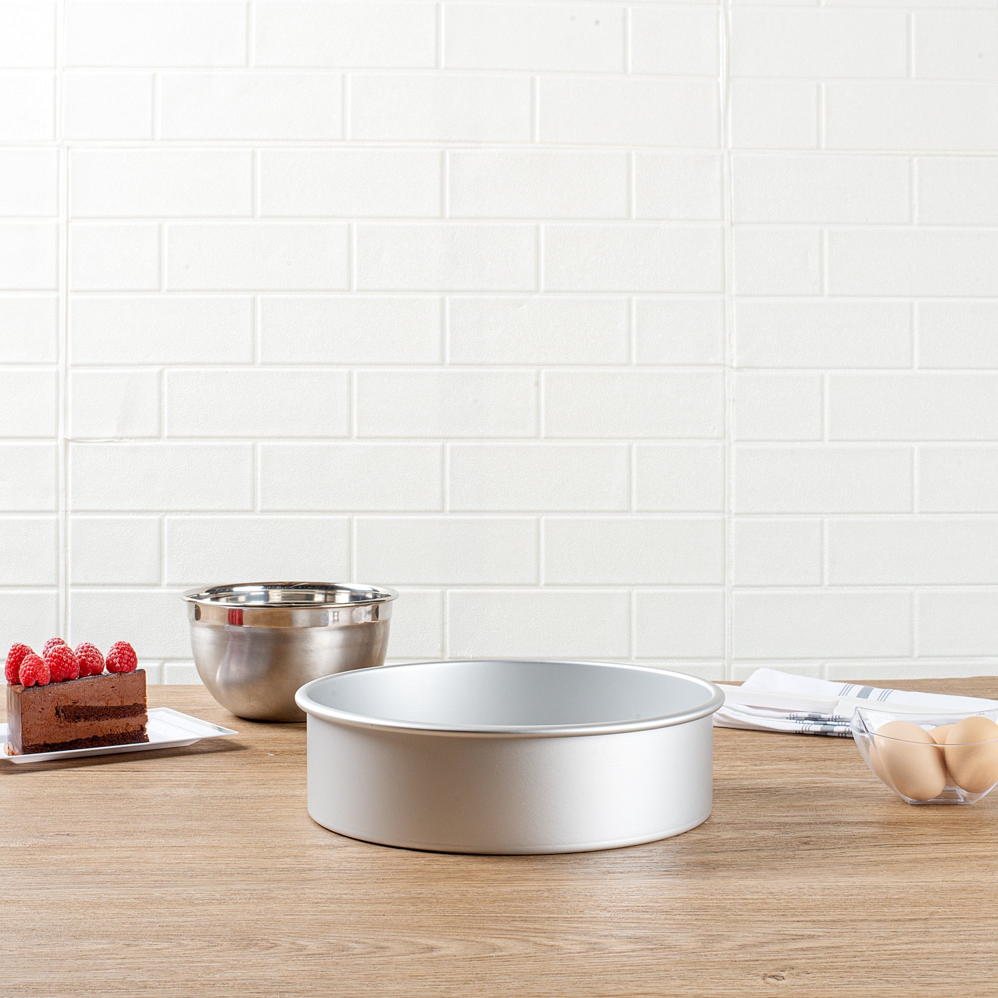 Met Lux Round Aluminum Straight-Sided Cake Pan - 10" x 10" x 3" - 1 count box