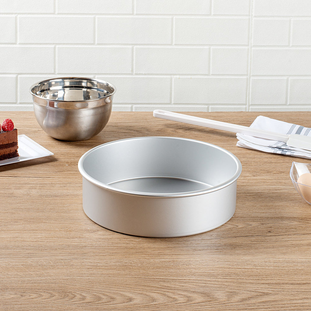 Met Lux Round Aluminum Straight-Sided Cake Pan - 10" x 10" x 3" - 12 count box