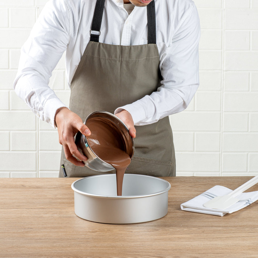 Met Lux Round Aluminum Straight-Sided Cake Pan - 10" x 10" x 3" - 12 count box