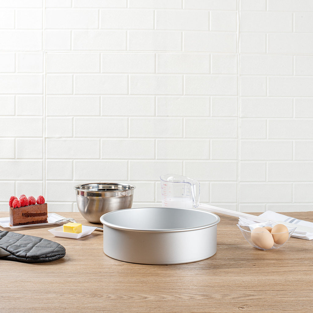 Met Lux Round Aluminum Straight-Sided Cake Pan - 10" x 10" x 3" - 12 count box