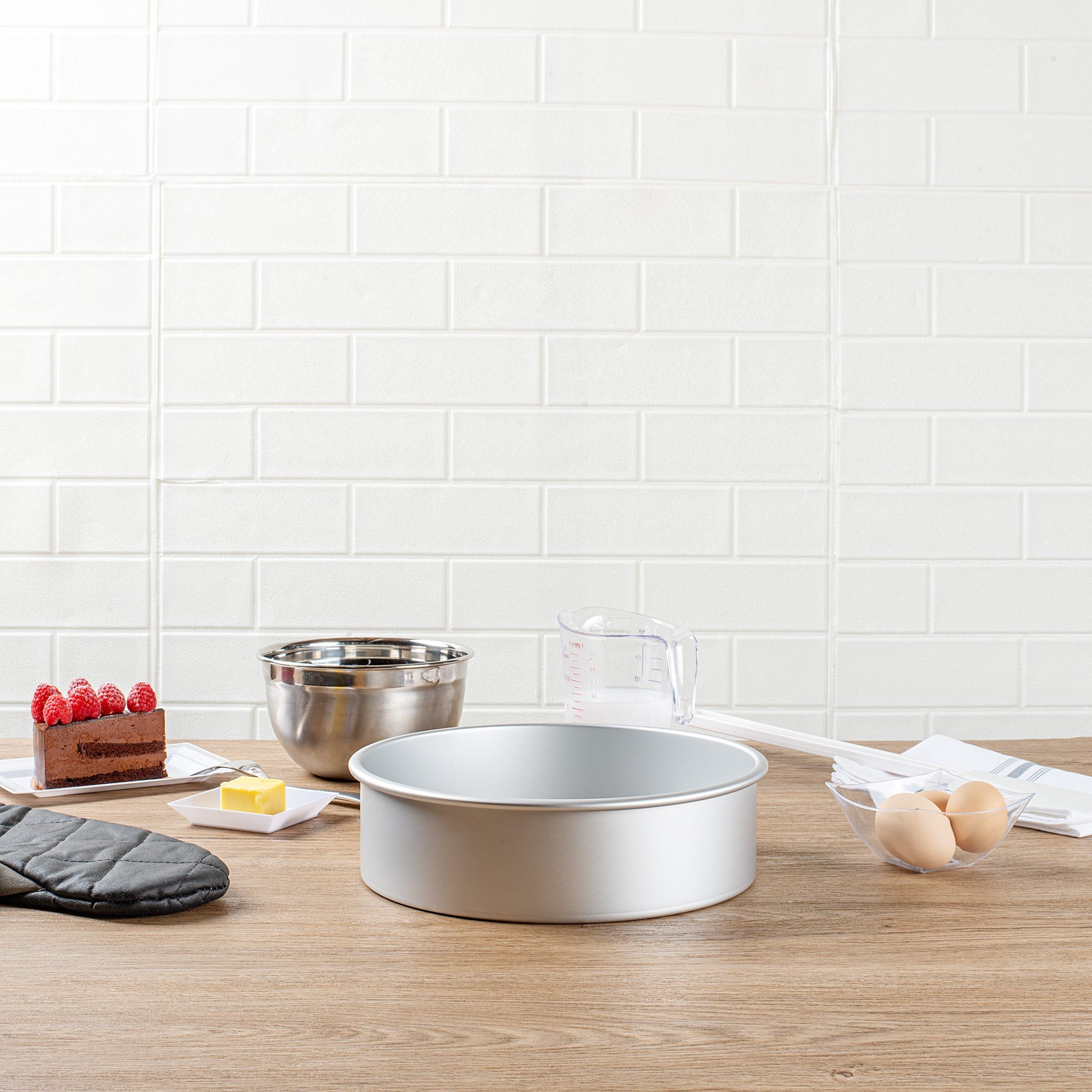 Met Lux Round Aluminum Straight-Sided Cake Pan - 10" x 10" x 3" - 12 count box