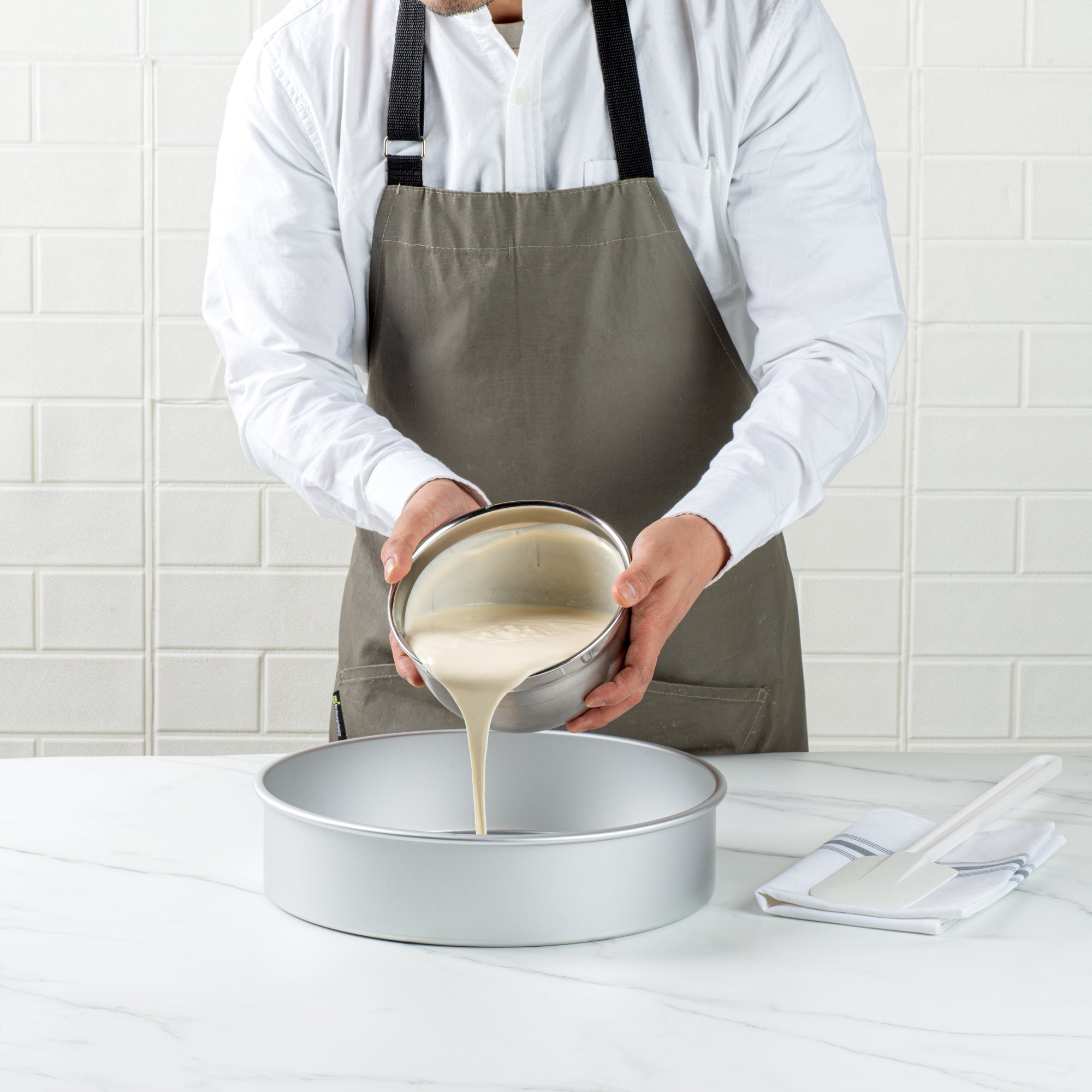 Met Lux Round Aluminum Straight-Sided Cake Pan - 12" x 12" x 3" - 12 count box