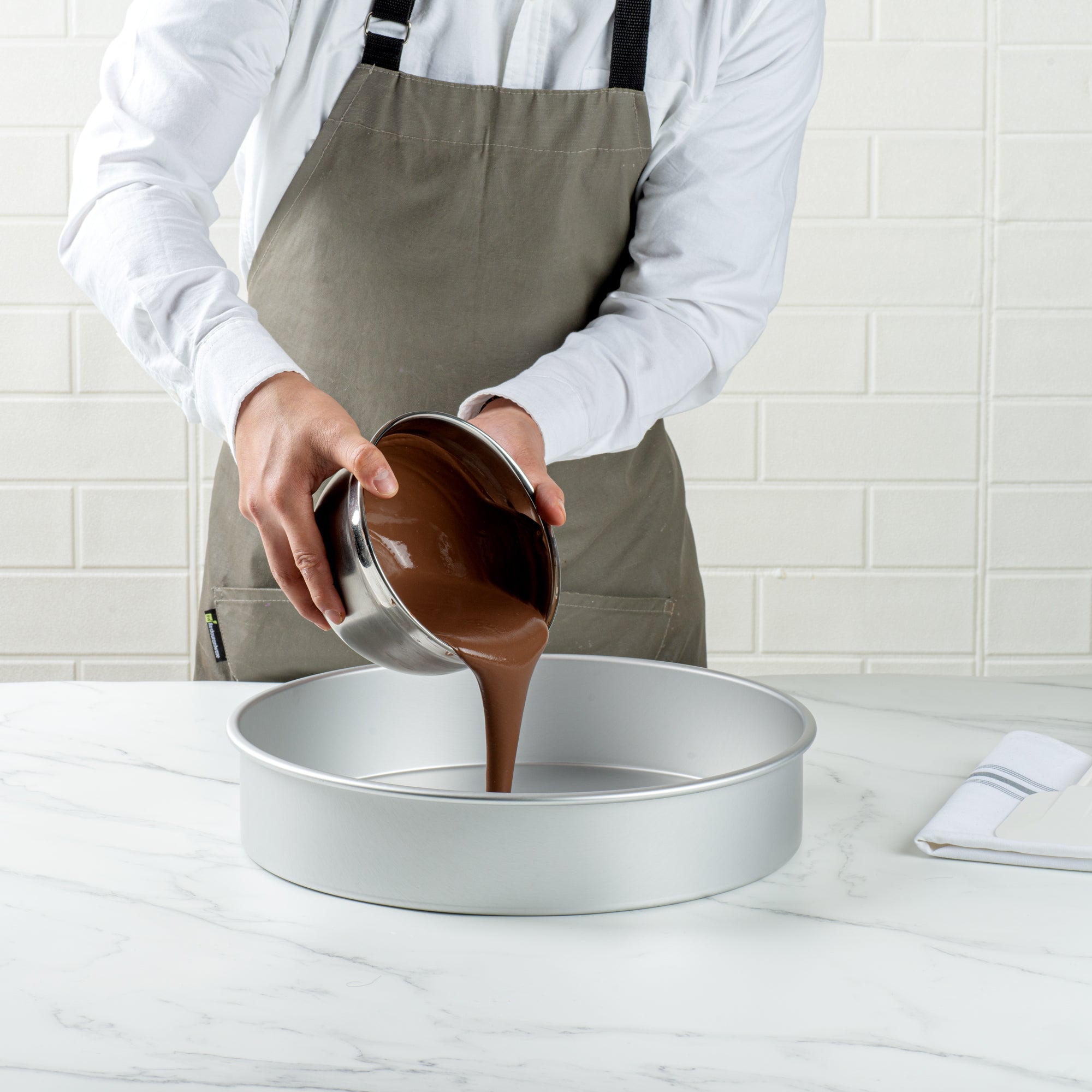 Met Lux Round Aluminum Straight-Sided Cake Pan - 14" x 14" x 3" - 1 count box
