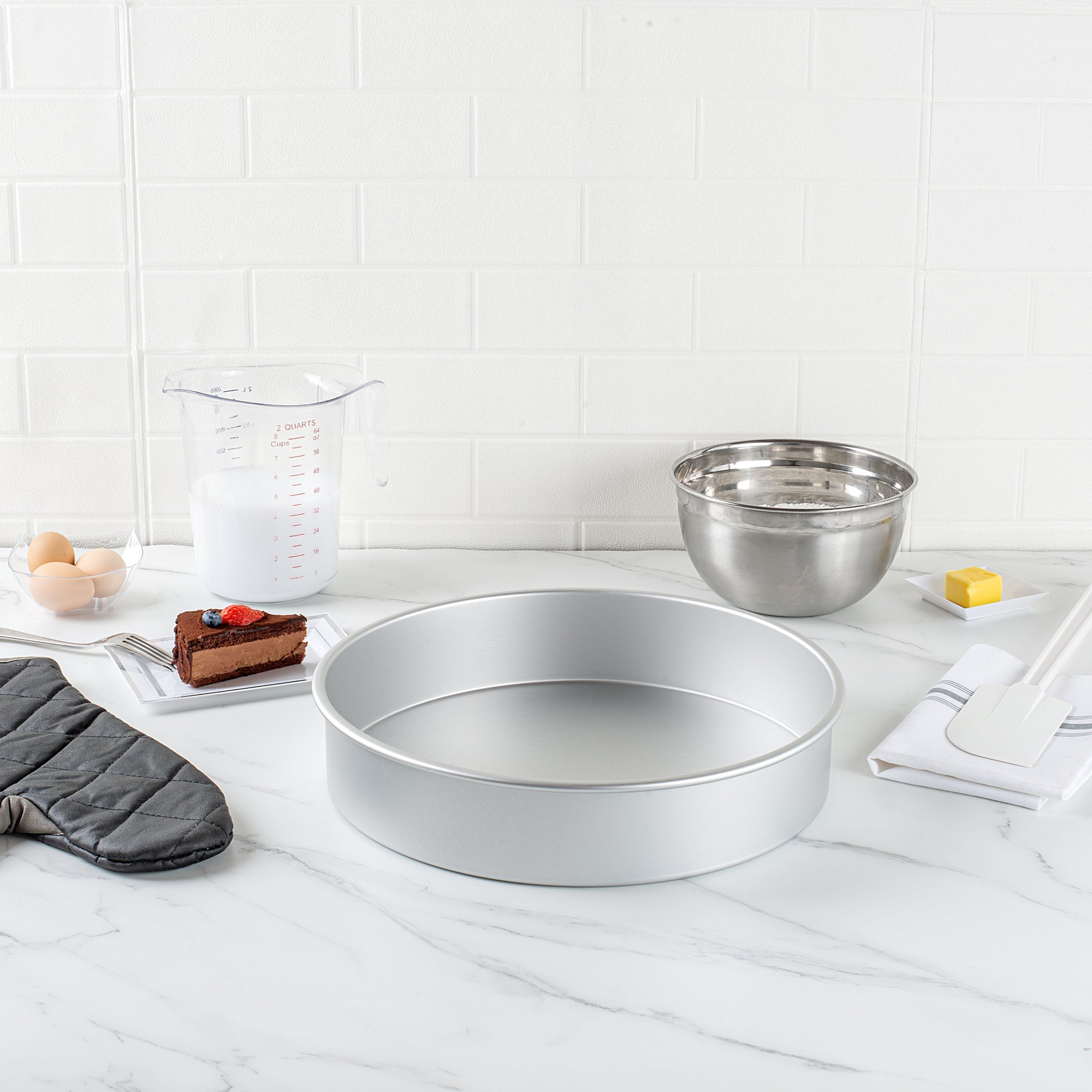 Met Lux Round Aluminum Straight-Sided Cake Pan - 14" x 14" x 3" - 1 count box