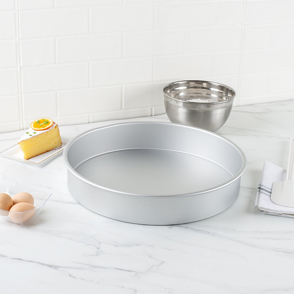 Met Lux Round Aluminum Straight-Sided Cake Pan - 16" x 16" x 3" - 12 count box