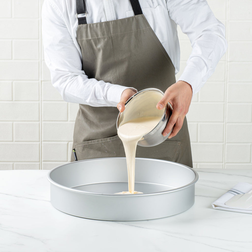 Met Lux Round Aluminum Straight-Sided Cake Pan - 16" x 16" x 3" - 12 count box