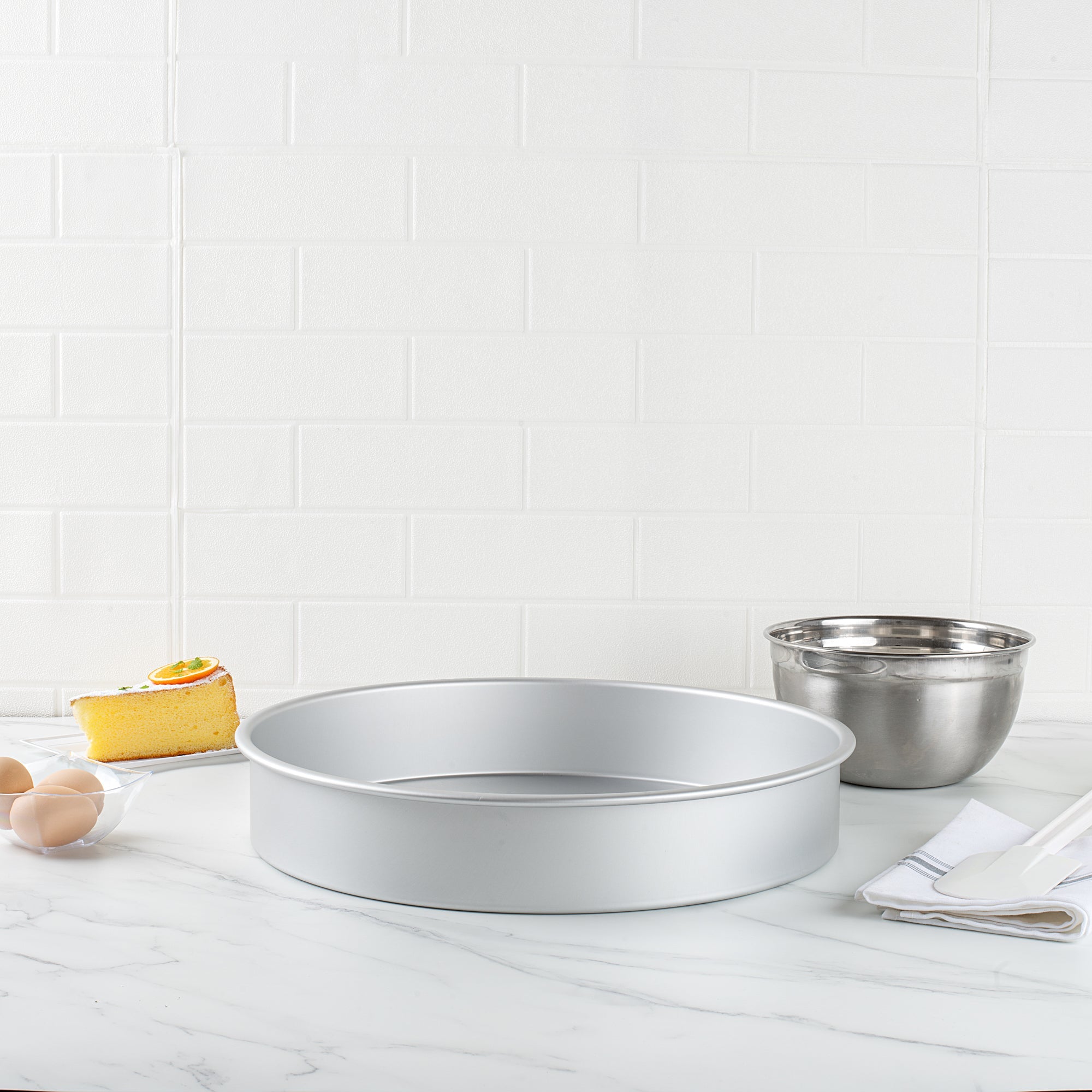 Met Lux Round Aluminum Straight-Sided Cake Pan - 16" x 16" x 3" - 12 count box