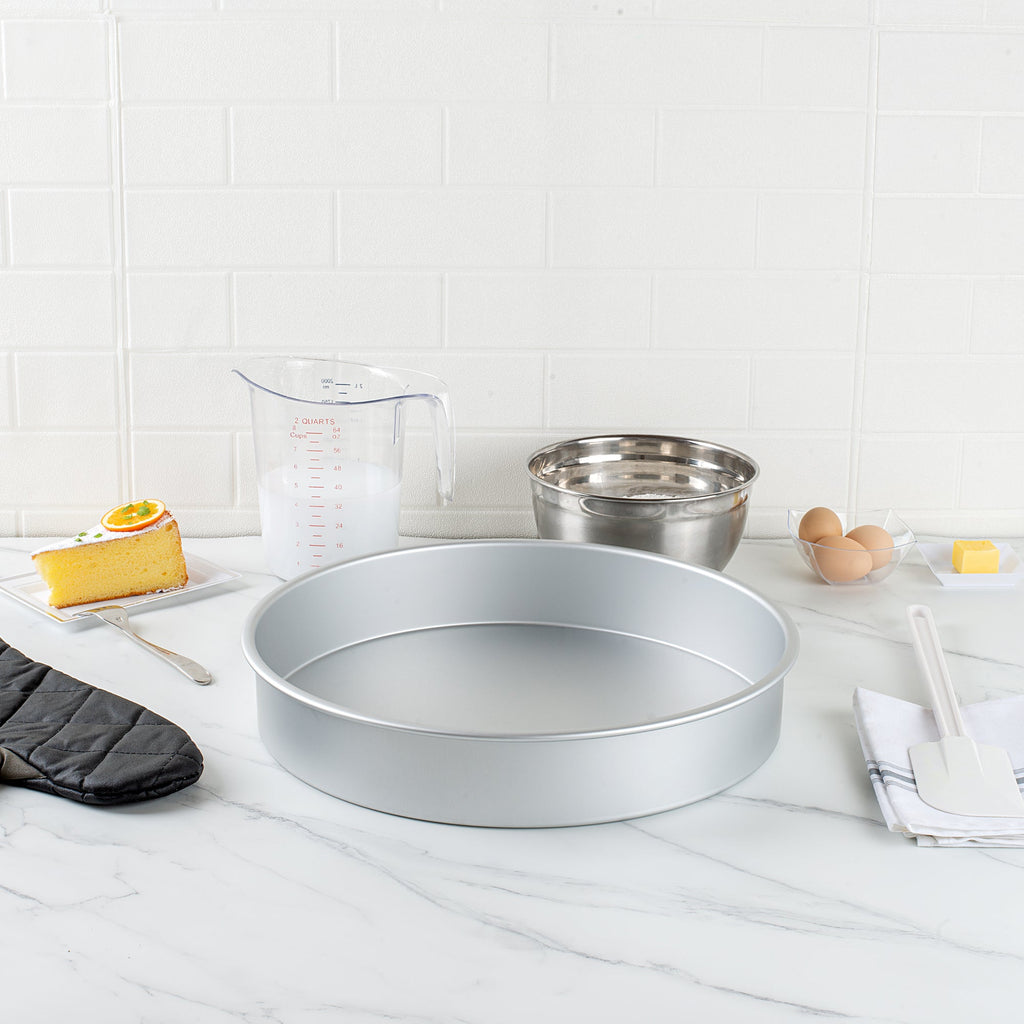 Met Lux Round Aluminum Straight-Sided Cake Pan - 16" x 16" x 3" - 12 count box