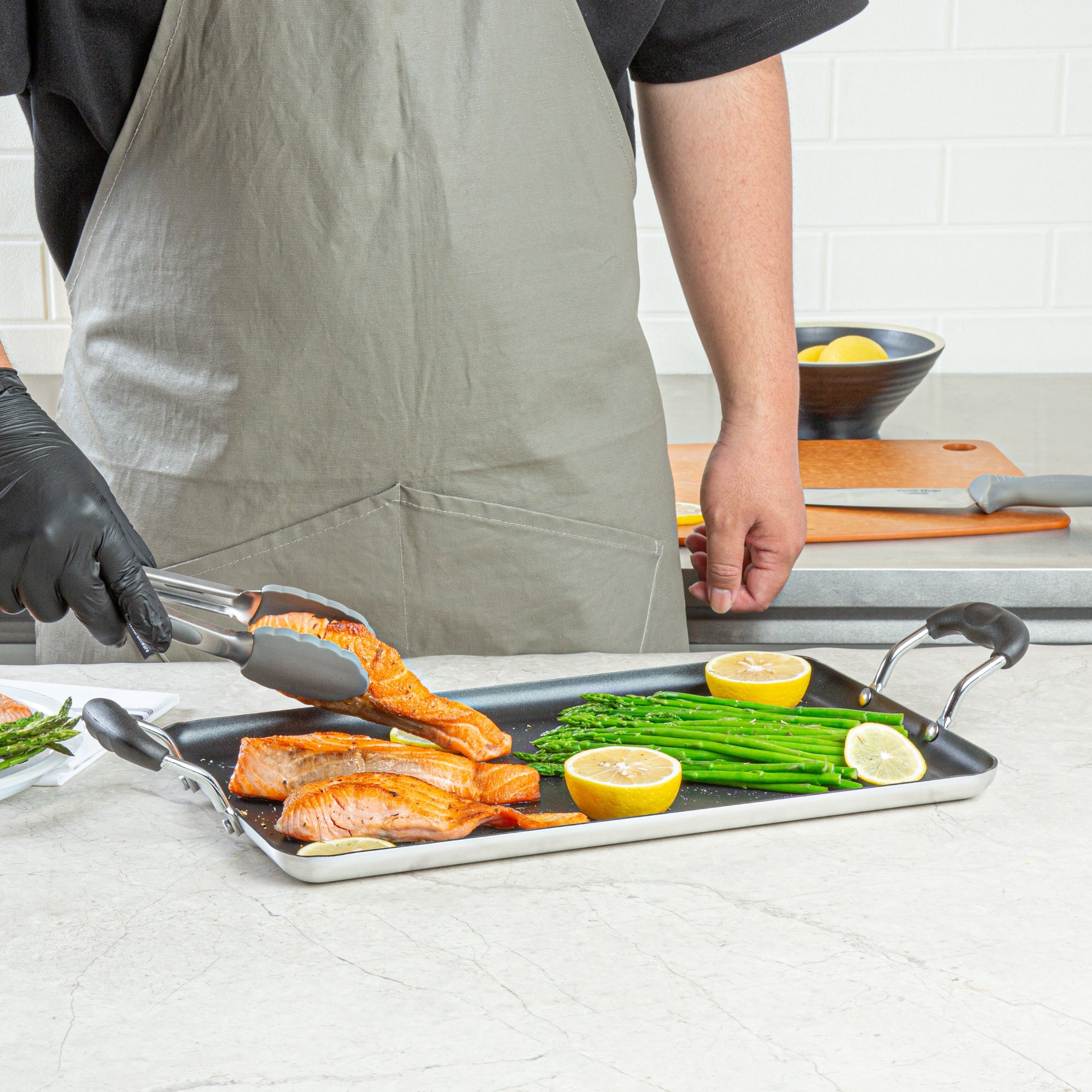 Met Lux Aluminum Double Burner Griddle - Non-Stick, with Bakelite Handles - 16 1/2" x 10 1/2" - 10 count box