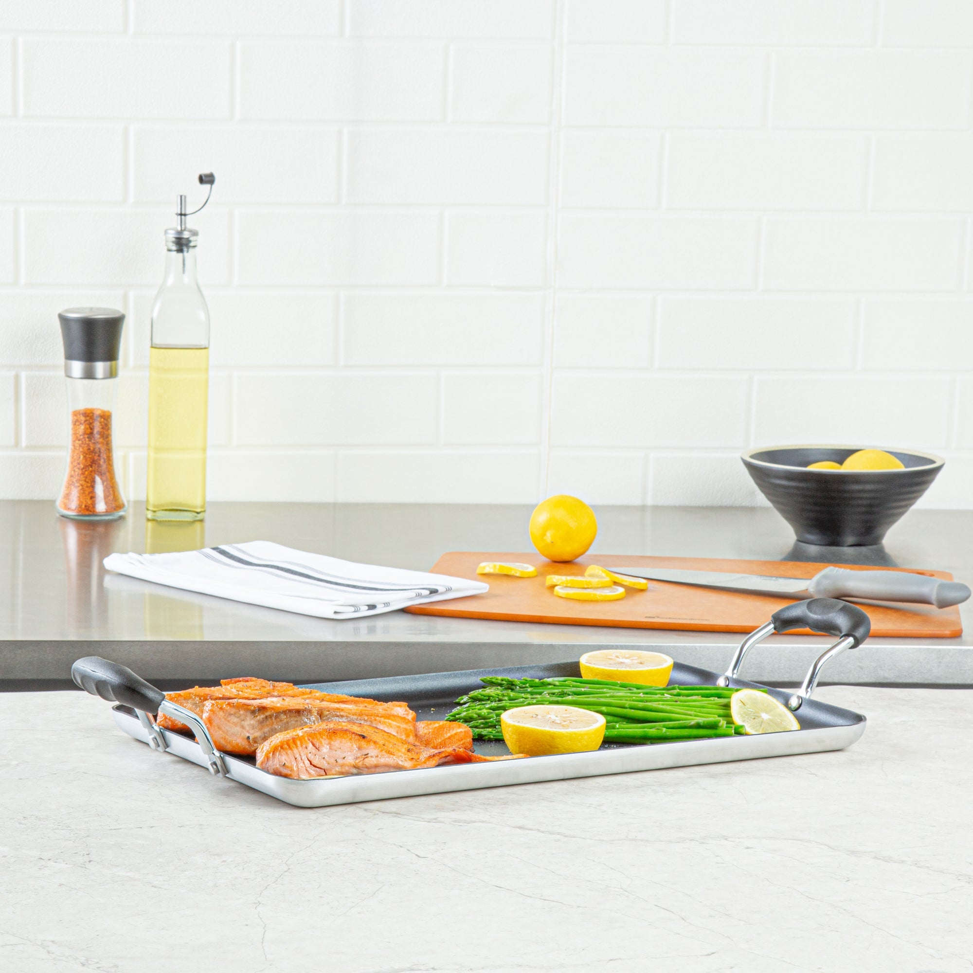 Met Lux Aluminum Double Burner Griddle - Non-Stick, with Bakelite Handles - 16 1/2" x 10 1/2" - 10 count box