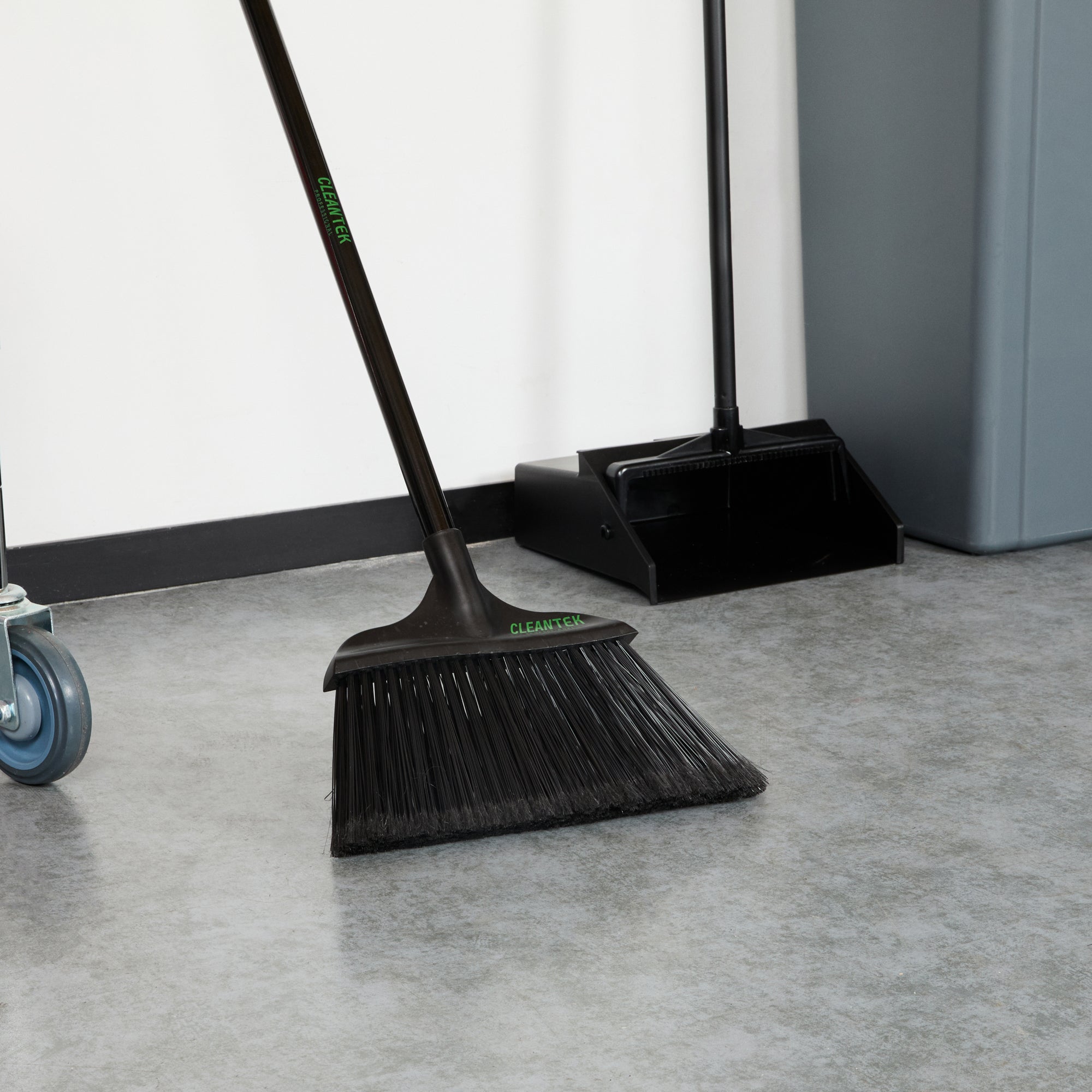 Clean Tek Profesional 13 3/4" Black Plastic Wide Angled Broom Head - with Flagged Bristles - 1 count box