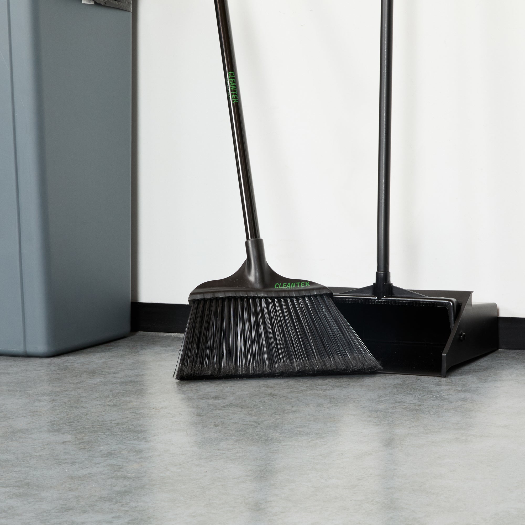 Clean Tek Profesional 13 3/4" Black Plastic Wide Angled Broom Head - with Flagged Bristles - 1 count box