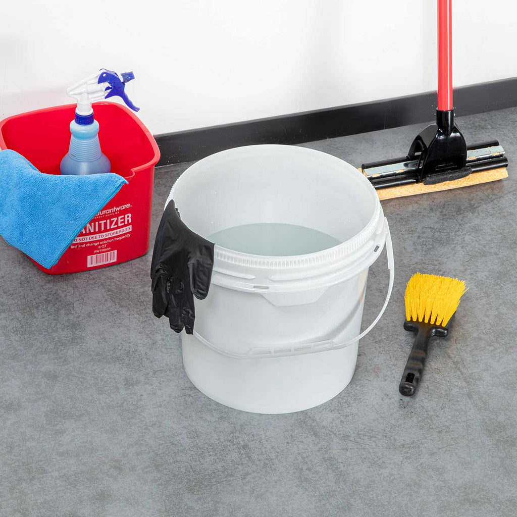 Met Lux 3.5 gal Round White Plastic Screw Top Pail - UN Rated - 11 1/4" x 11 1/4" x 11 1/2" - 1 count box