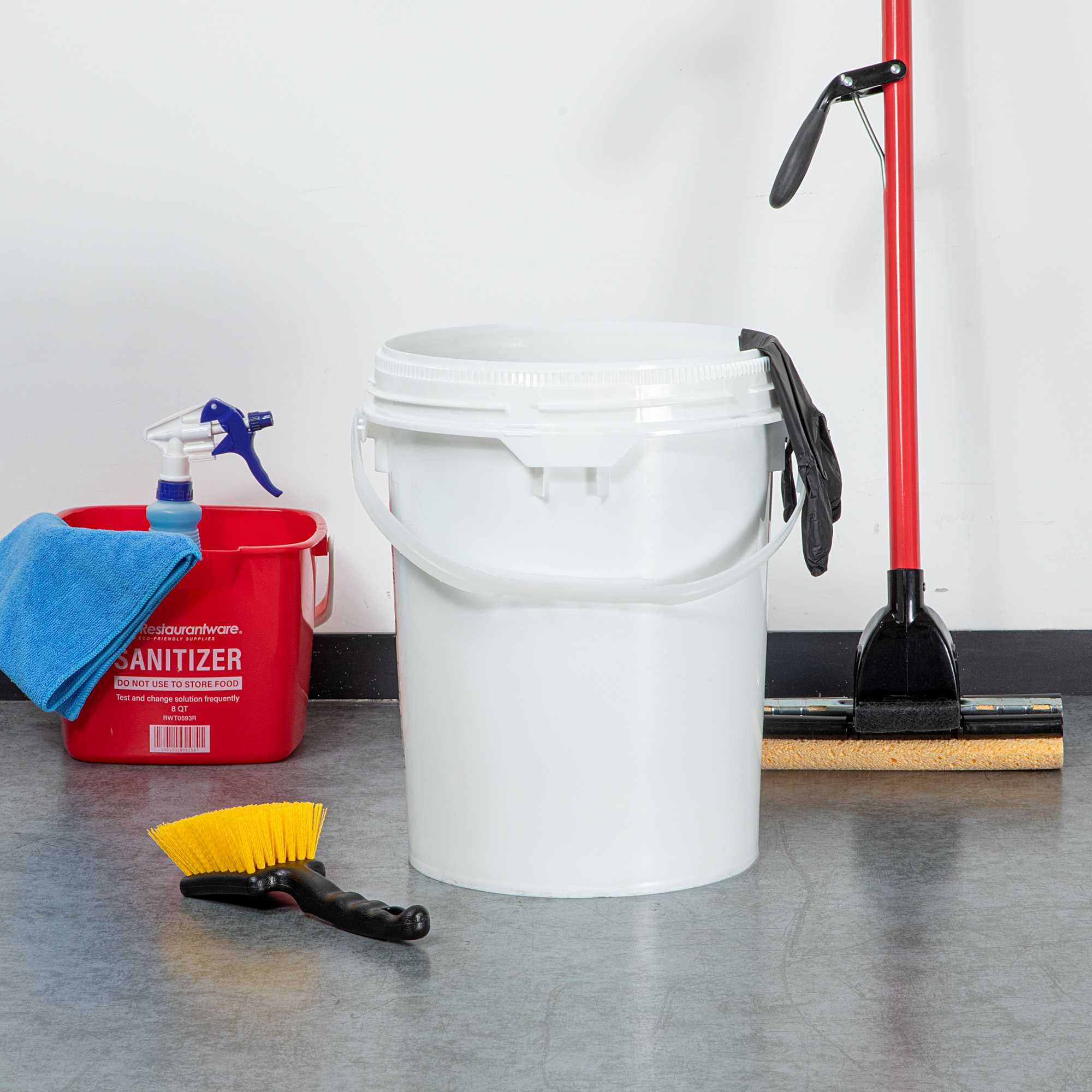 Met Lux 5 gal Round White Plastic Screw Top Pail - UN Rated - 11 1/4" x 11 1/4" x 15 1/4" - 1 count box