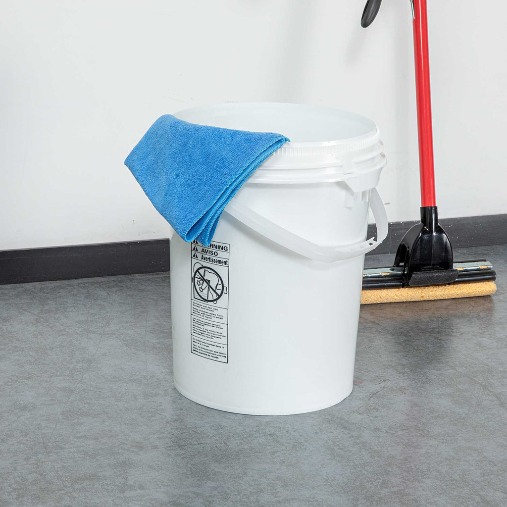 Met Lux 5 gal Round White Plastic Screw Top Pail - UN Rated - 11 1/4" x 11 1/4" x 15 1/4" - 1 count box