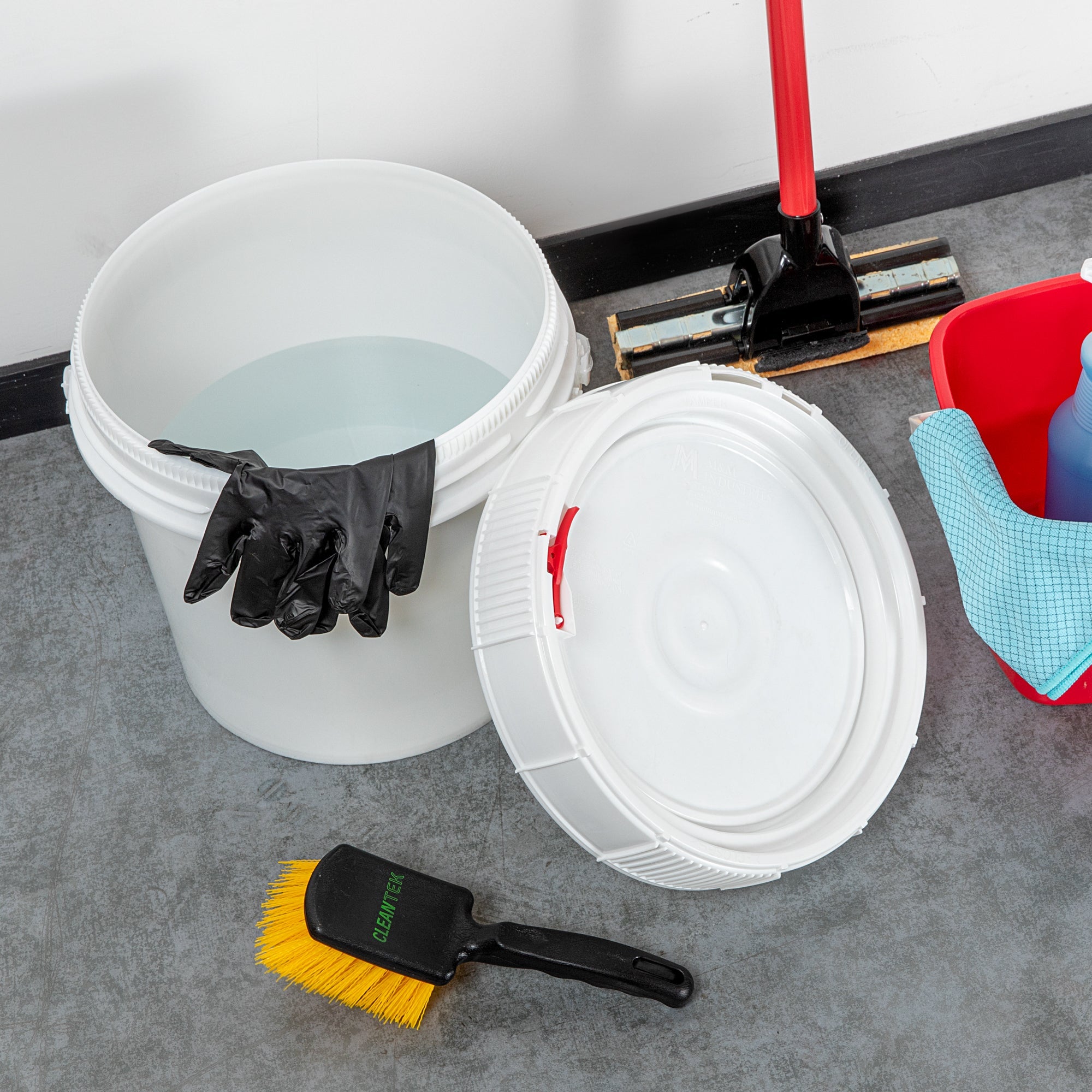 Met Lux Round White Plastic Screw Top Lid - For 3.5 & 5 gal Pail, Tamper-Evident, UN Rated - 11 1/4" x 11 1/4" x 2 1/2" - 1 count box