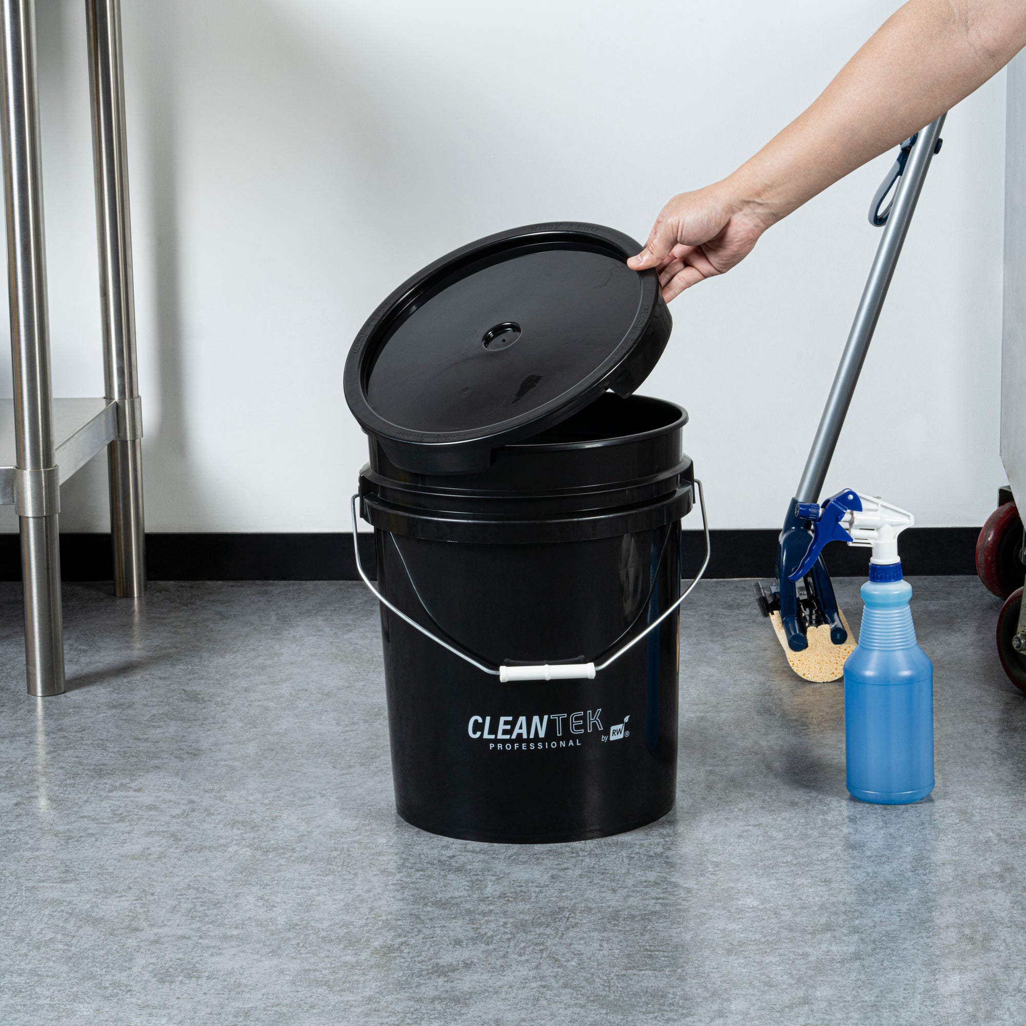 Clean Tek Professional Round Black Plastic Easy-Off Lid - Fits 3.5 and 5 Gal Pail - 1 count box