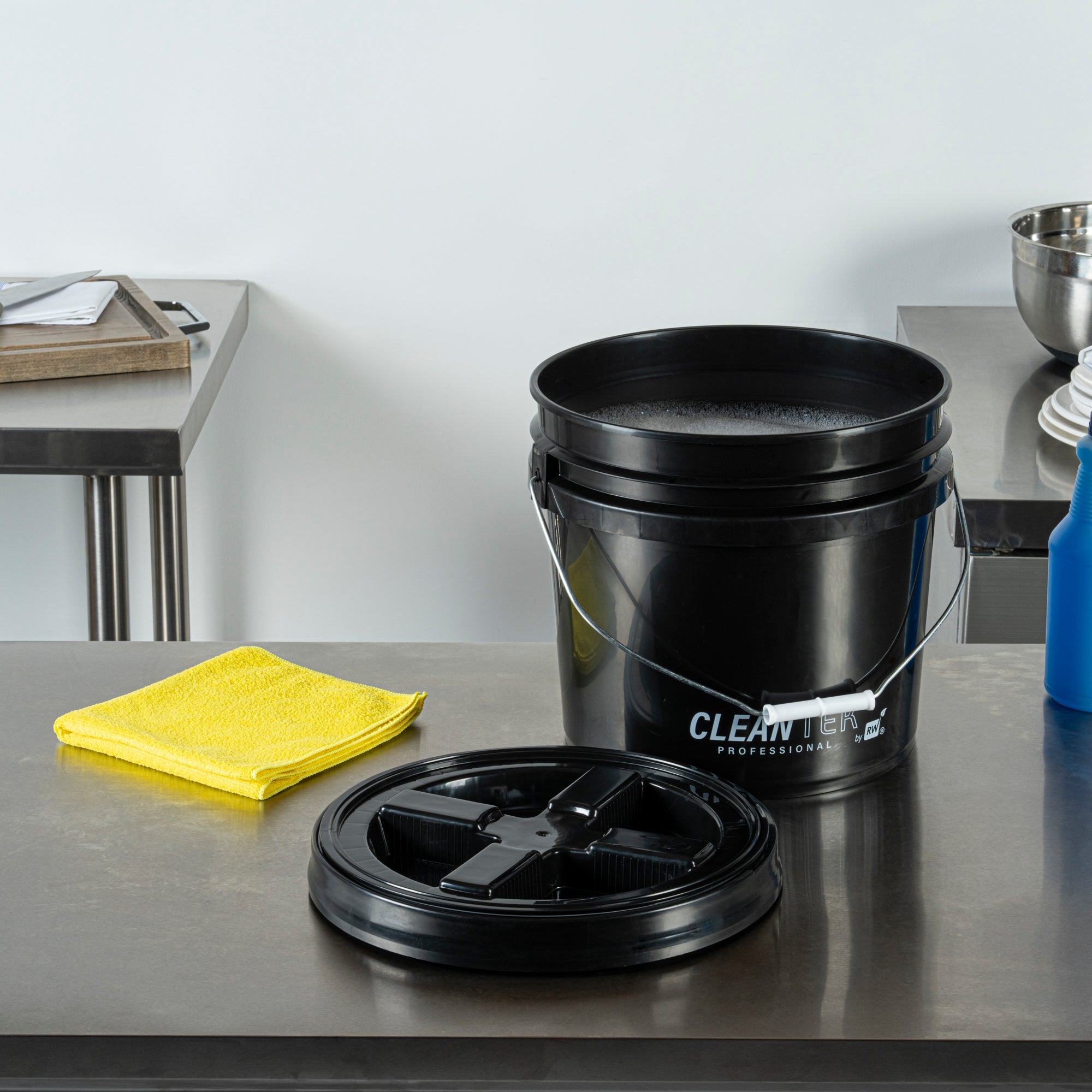 Clean Tek Professional Round Black Plastic Gamma Seal Lid - Fits 3.5 and 5 Gal Pail, with Gasket - 1 count box
