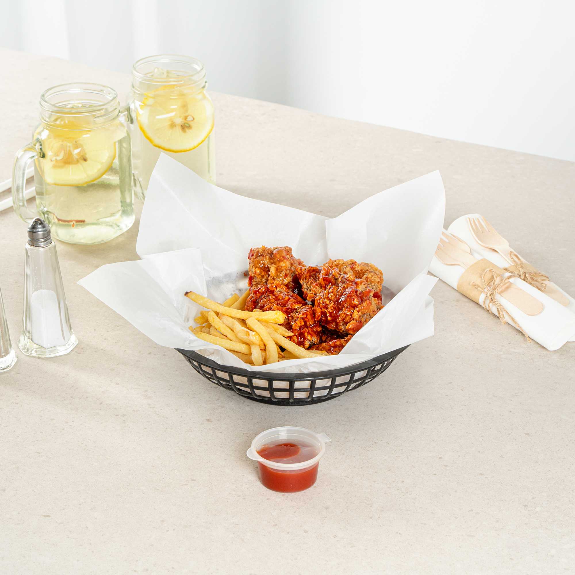 Chef 101 Round Black Plastic Fast Food Serving Basket - 7 3/4" x 7 3/4" x 2" - 10 count box
