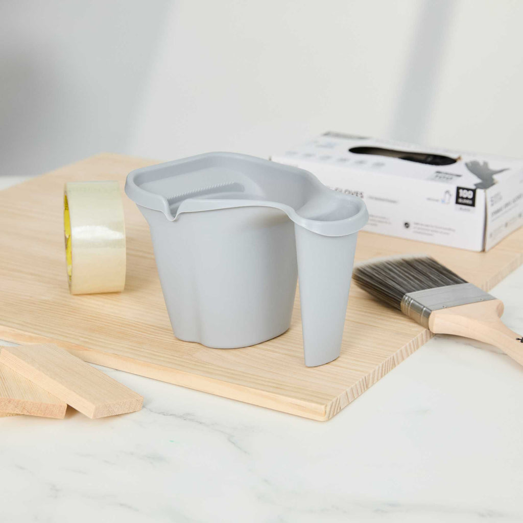 Handy Tek 28 oz Gray Plastic Paint Cup - with Brush Holder - 7 1/2" x 5 1/2" x 5" - 1 count box