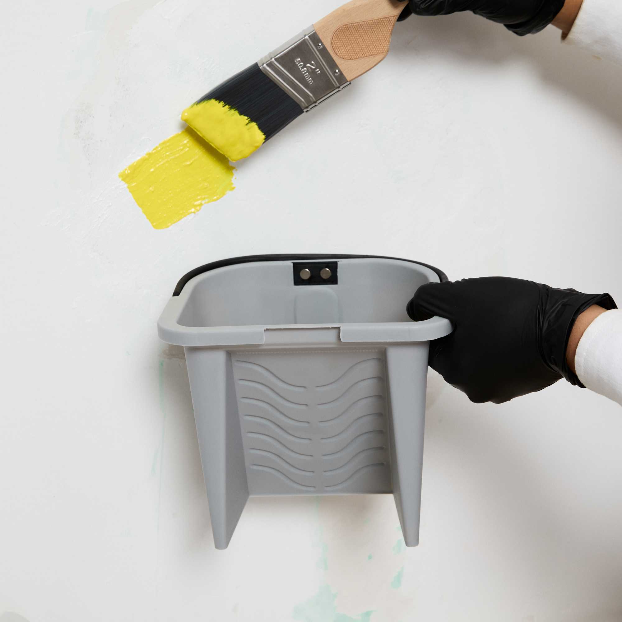 Handy Tek 0.5 gal Gray Plastic Paint Pail - with Magnetic Brush Holder - 7 3/4" x 7 1/2" x 6 3/4" - 50 count box