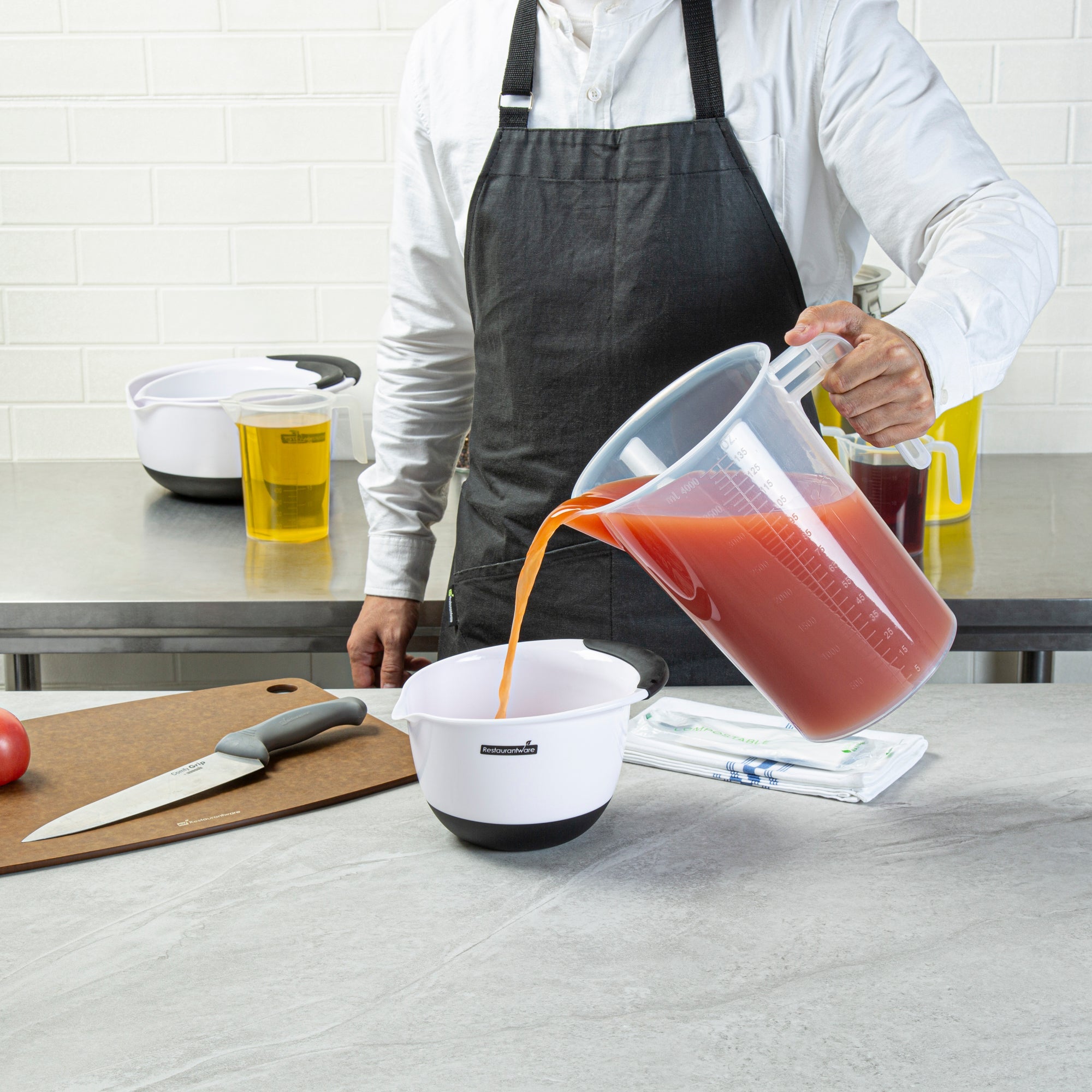 Chef 101 4 qt (16 cups) Clear Plastic Measuring Cup - 7 1/2" x 5 3/4" x 10" - 1 count box