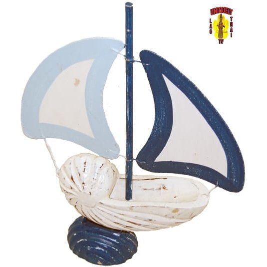 Table Top Sea Décor Theme Wood and Seashell Boat