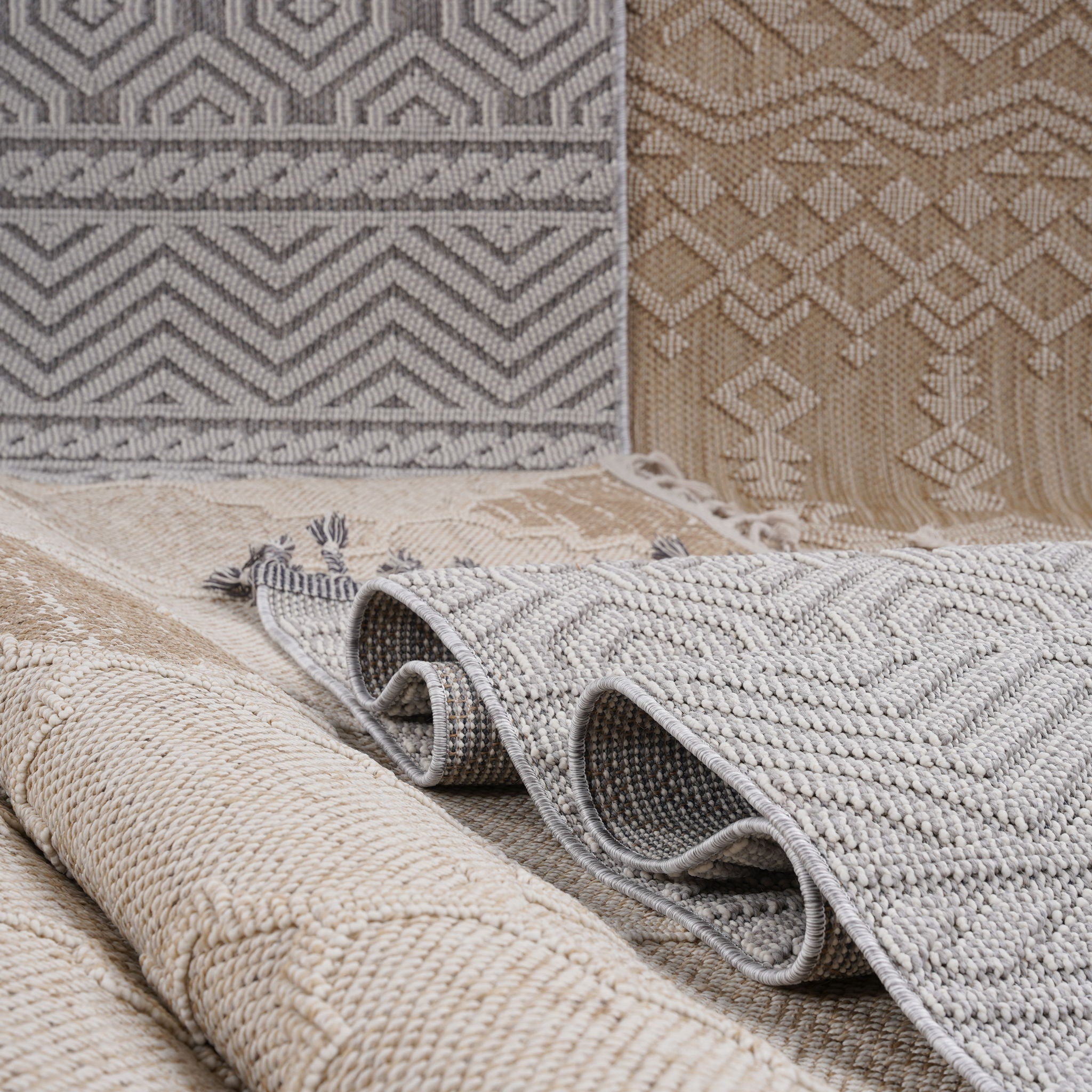 Guros - 6' X 9' Medallion Indoor / Outdoor Area Rug - Gray / White