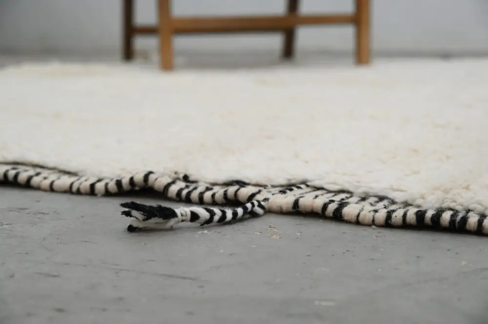 Handwoven cream and black tapis beni ouarain living room rug